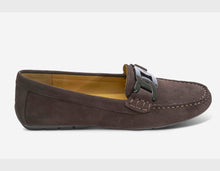 Load image into Gallery viewer, Vaneli - Aiker - in Tmoro Suede
