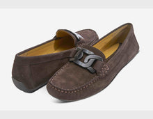Load image into Gallery viewer, Vaneli - Aiker - in Tmoro Suede
