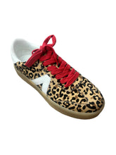 Load image into Gallery viewer, Mia - Axel - In Jaguar
