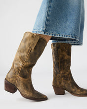 Load image into Gallery viewer, Steve Madden - Albany - In Brown Distressed
