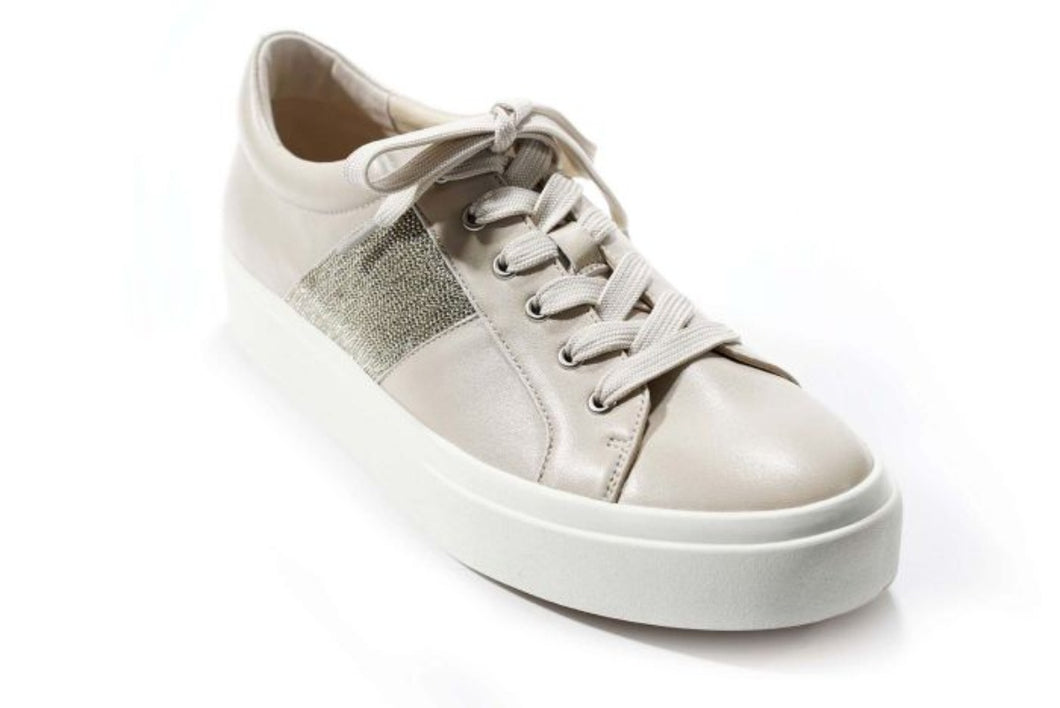 Vaneli - Yavin Lace Up Sneaker - In Soft beige